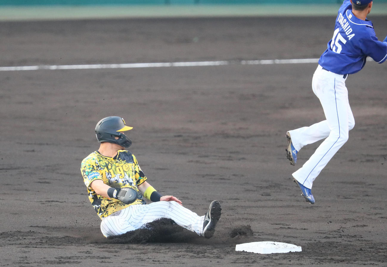 阪神対中日　1回裏阪神無死一、三塁、打者ロハスの時、二盗する佐藤輝に送球する木下だが、近本がスタート。土田（右）からの本塁返球がそれる間に近本が生還する（撮影・宮崎幸一）