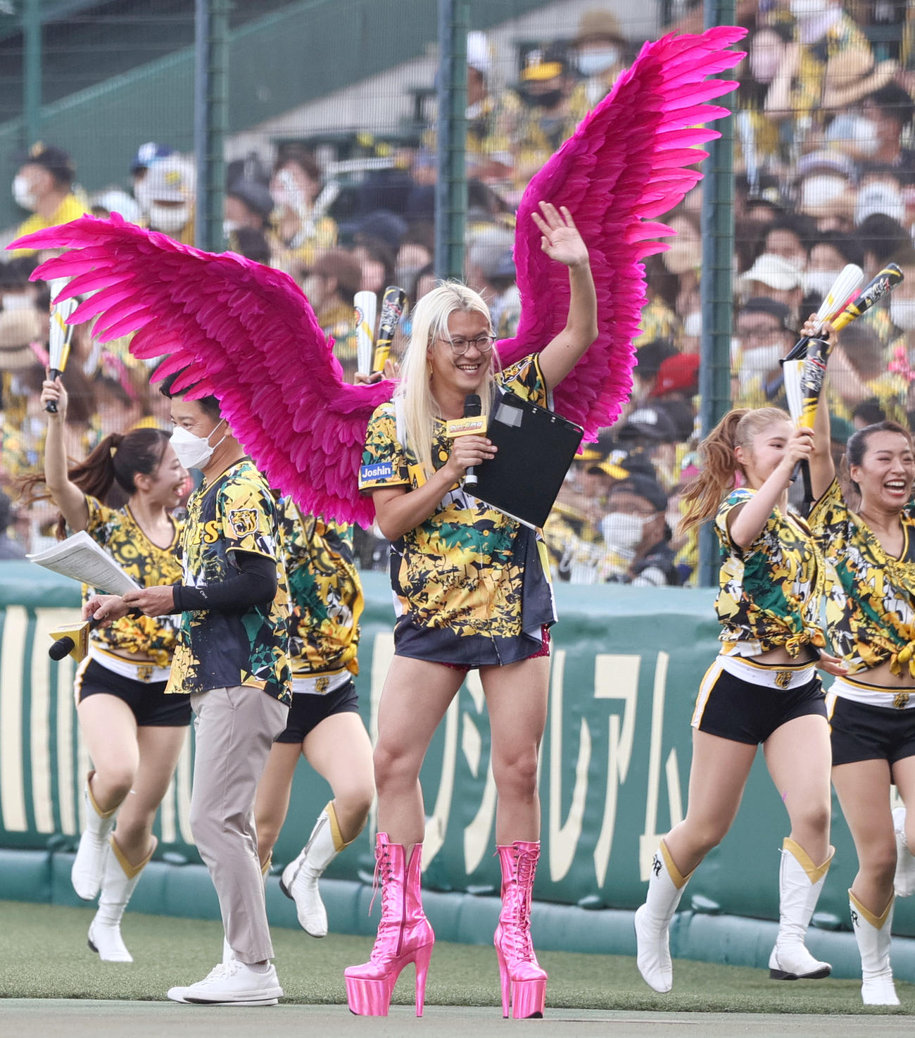 阪神対中日　試合前にグラウンドに登場し、球場を盛り上げるZAZY（撮影・上山淳一）