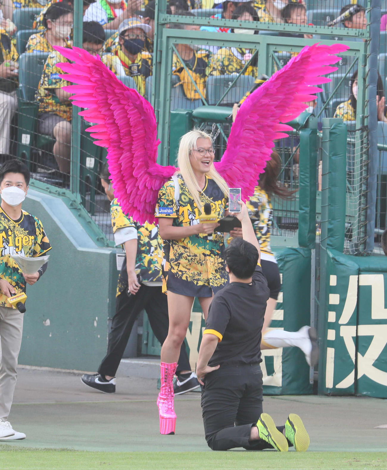 阪神対中日　スタメンを読み上げるZAZY（撮影・宮崎幸一）