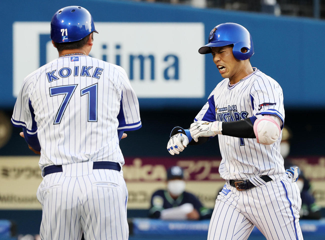 DeNA対ヤクルト　1回裏DeNA1死、桑原（右）は左越えソロ本塁打を放ち小池コーチとタッチ（撮影・鈴木正人）