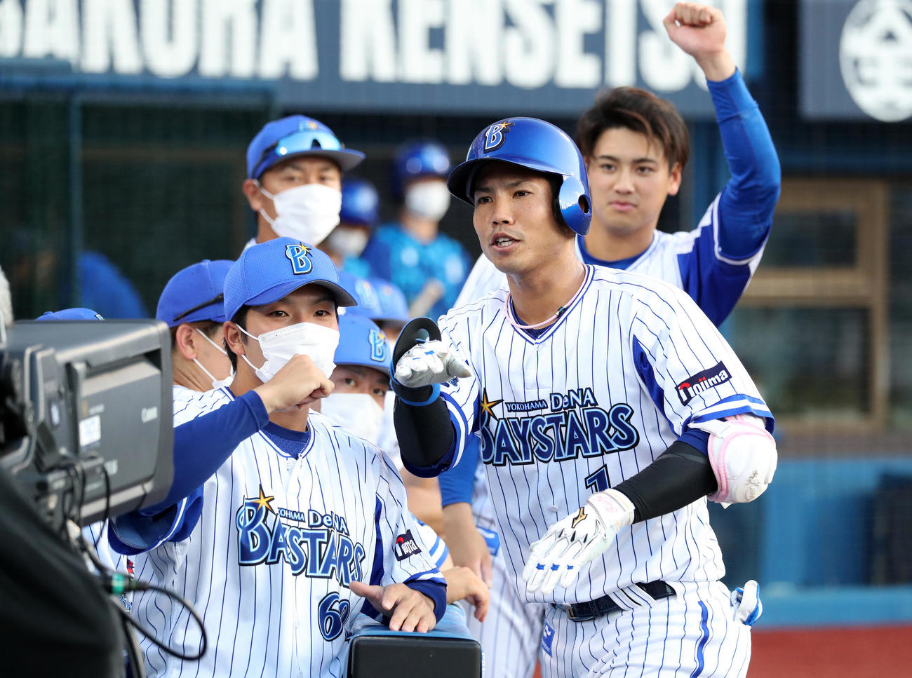 DeNA対ヤクルト　1回裏DeNA1死、桑原（右）は左越えソロ本塁打を放ちベンチ前で喜ぶ（撮影・鈴木正人）