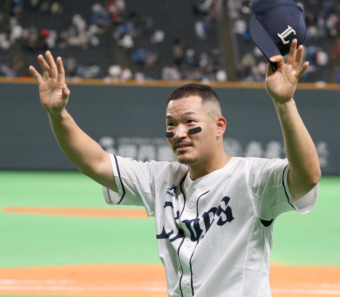 試合後、ファンの声援に応える川越（撮影・黒川智章）