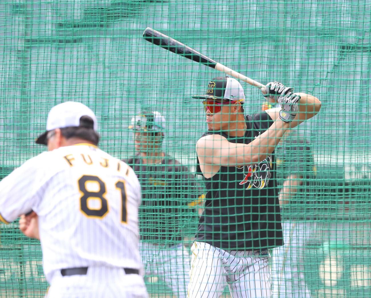 早出特打をして調整する佐藤輝（撮影・上田博志）