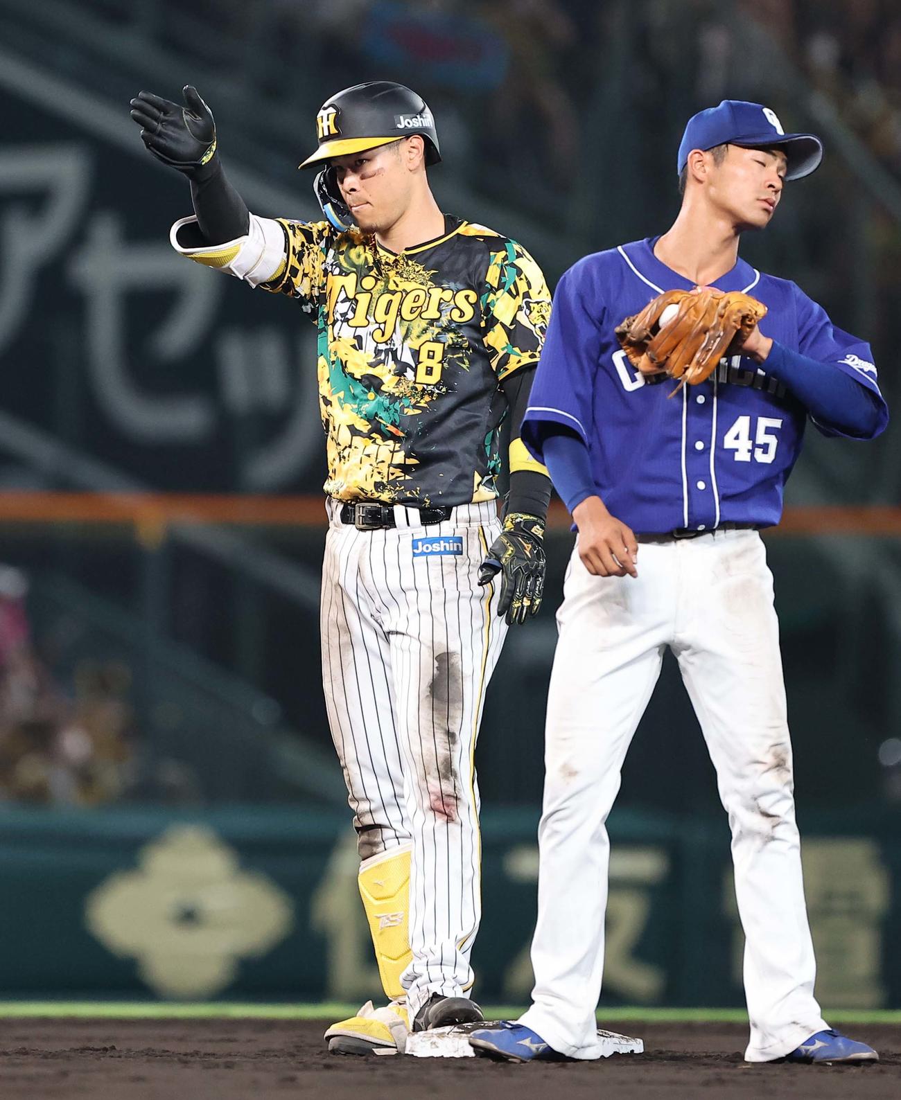 5回裏阪神2死、佐藤輝は右翼線へ二塁打を放ちベース上でうなぎポーズを決める（撮影・上田博志）