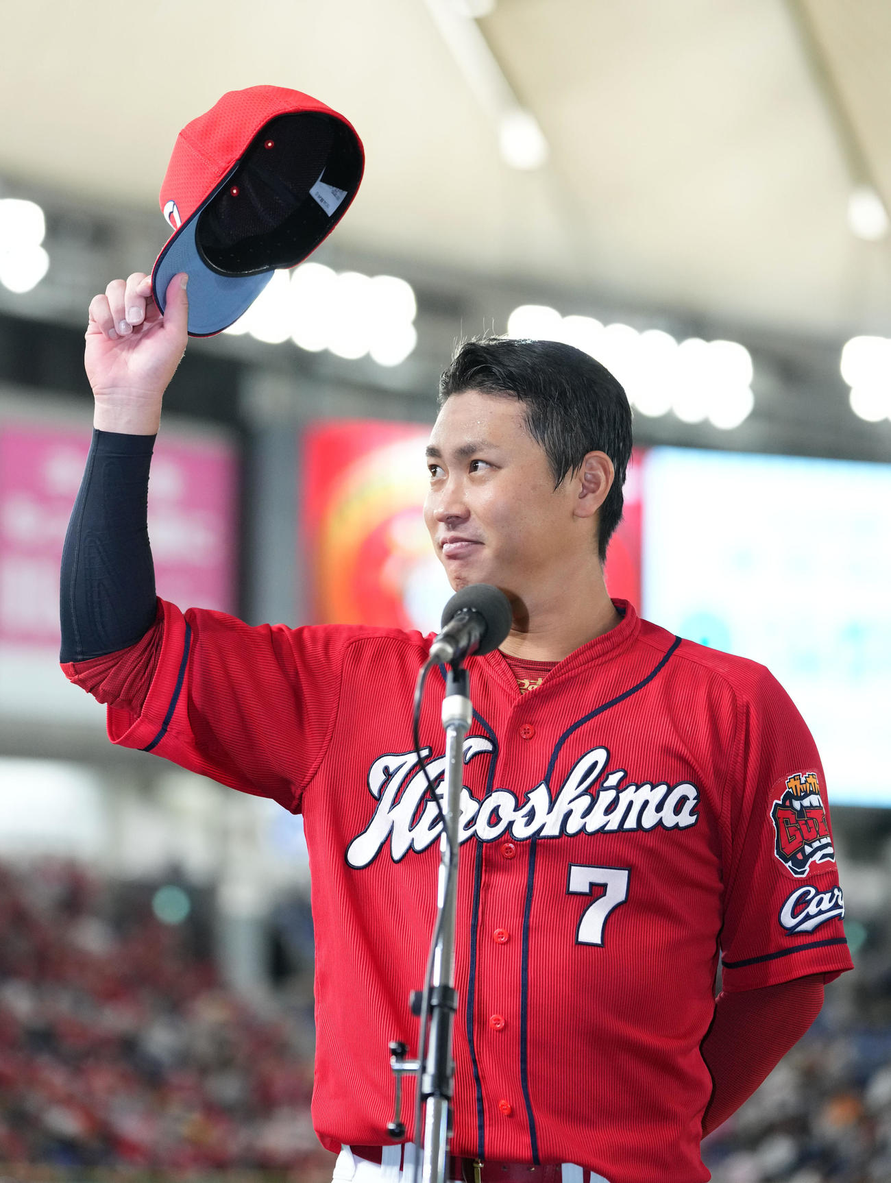 巨人対広島　声援応える広島堂林（撮影・横山健太）