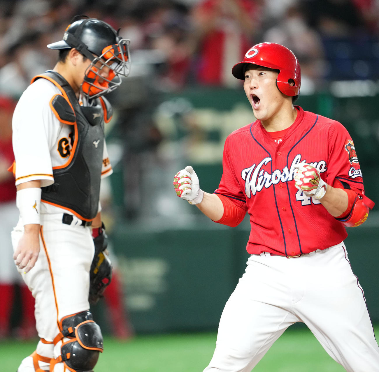 巨人対広島　8回表広島2死一塁、左越え2点本塁打を放ちガッツポーズする磯村（右）。捕手大城（撮影・横山健太）