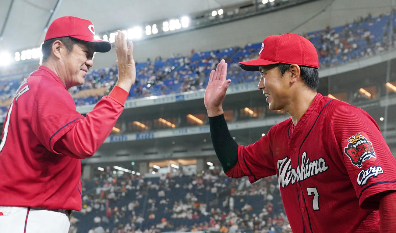 巨人対広島　巨人に勝利しタッチを交わす広島佐々岡監督（左）と堂林（撮影・横山健太）