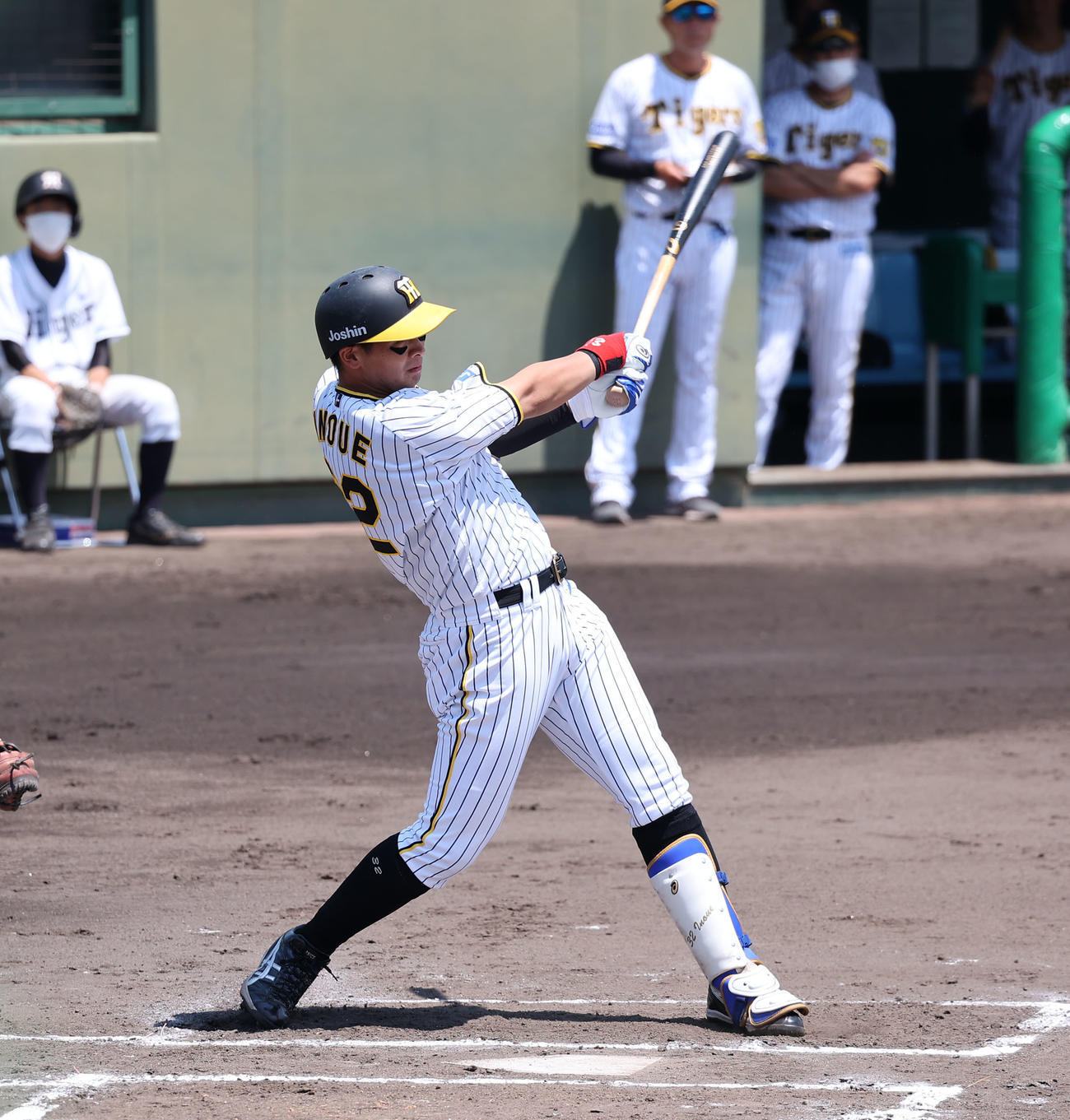 ウエスタン・リーグ阪神対中日　1回表阪神1死一、二塁、井上は右越え先制3点本塁打を放つ（撮影・宮崎幸一）