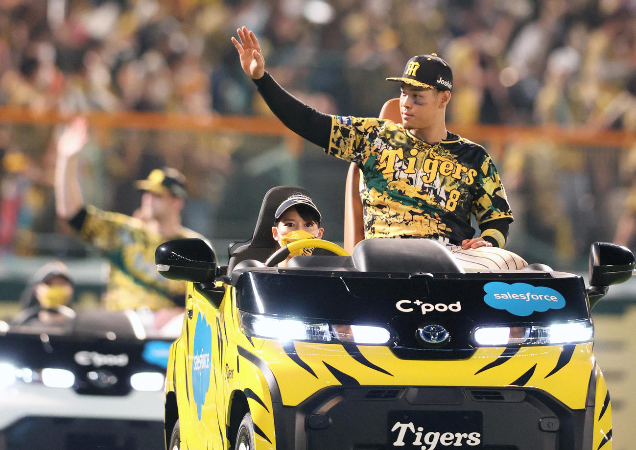 阪神対中日　ファンの歓声に手を振って応える佐藤輝（手前）とガンケル（撮影・上山淳一）