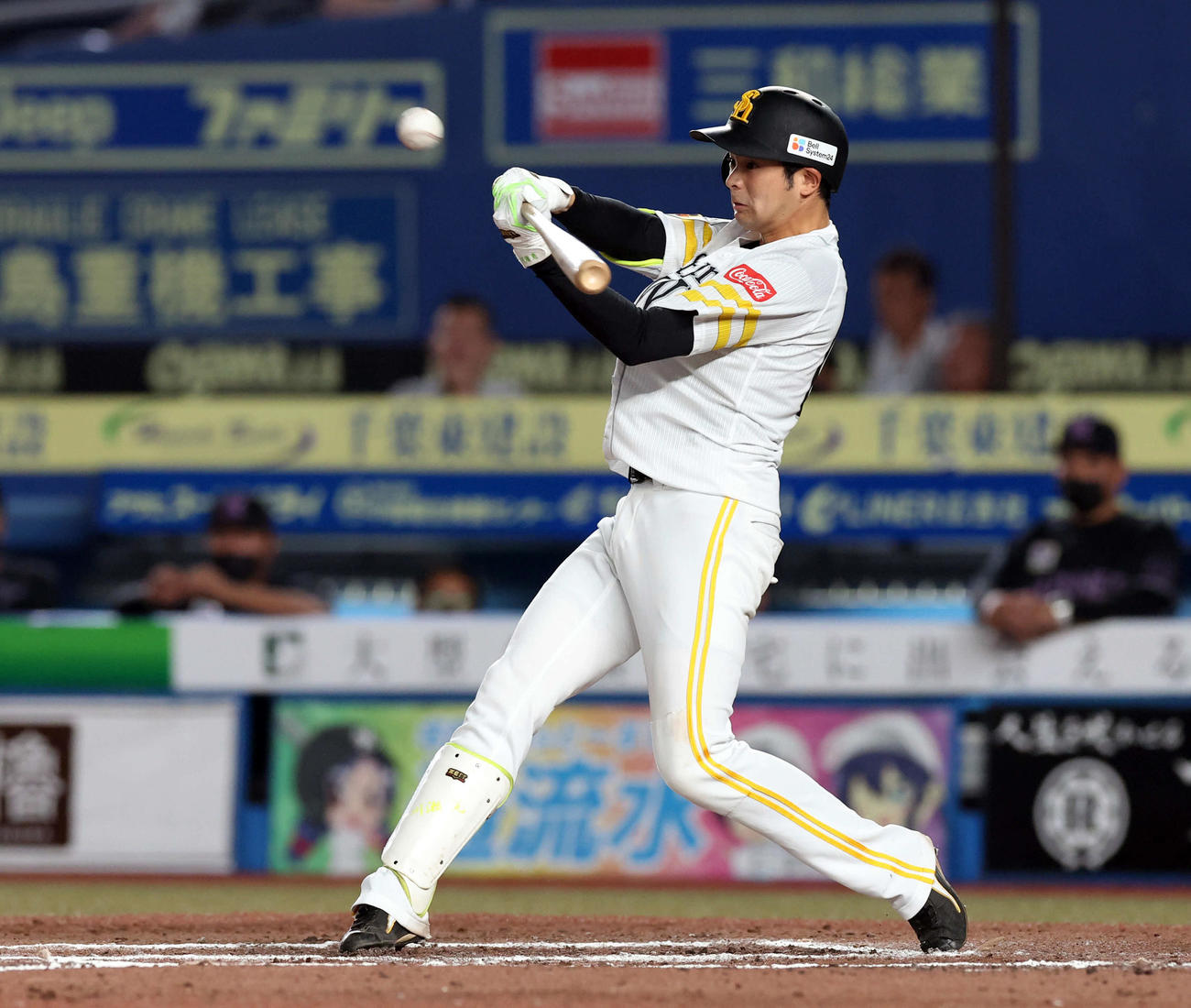 ロッテ対ソフトバンク　10回表ソフトバンク2死一、二塁、川瀬は勝ち越し2点適時二塁打を放つ（撮影・浅見桂子）
