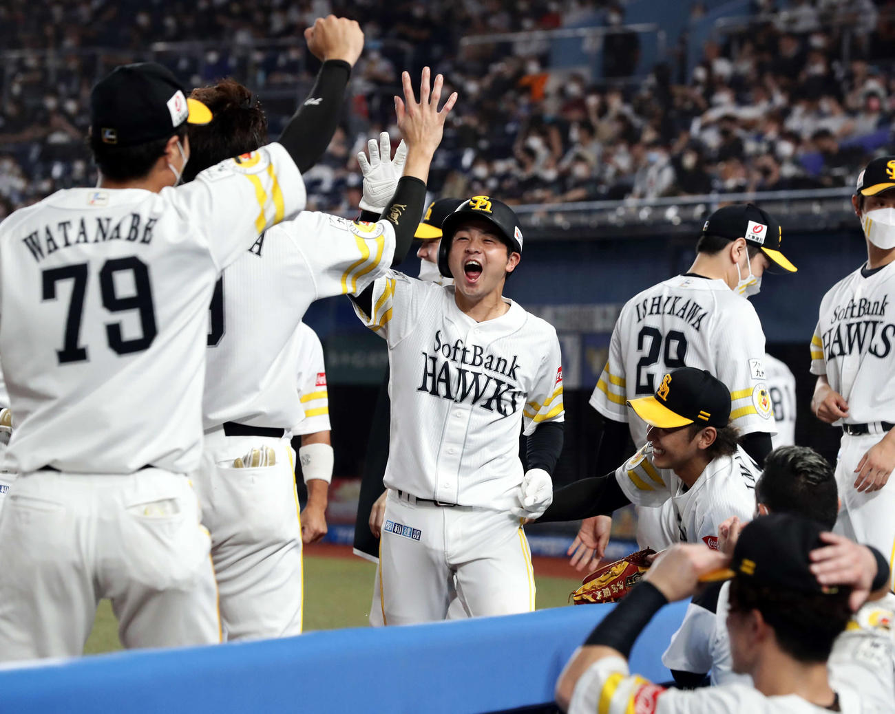 ロッテ対ソフトバンク　10回表ソフトバンク2死一、二塁、勝ち越し2点適時二塁打を放った川瀬（中央）はチームメートとハイタッチ（撮影・浅見桂子）