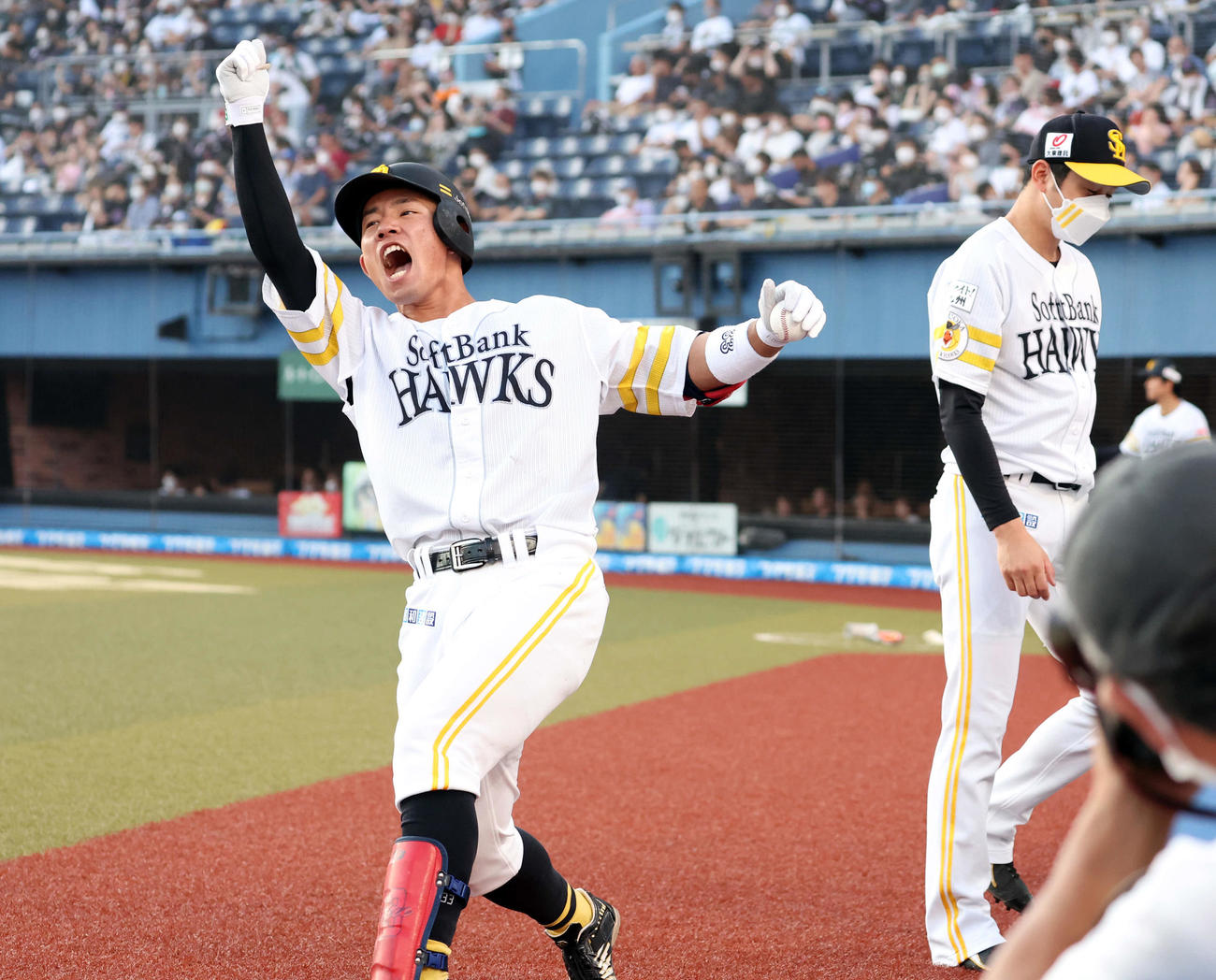 ロッテ対ソフトバンク　4回表ソフトバンク1死、増田は右中間にソロ本塁打を放ち、スタンドにガッツポーズ（撮影・浅見桂子）