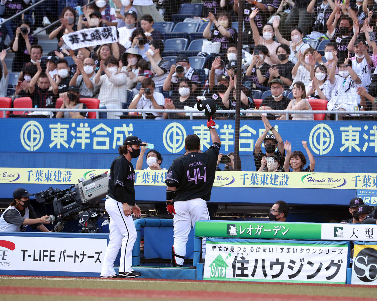 ロッテ対ソフトバンク　2回裏ロッテ1死、井上は中越えソロ本塁打を放ち、スタンドに手を振る（撮影・浅見桂子）