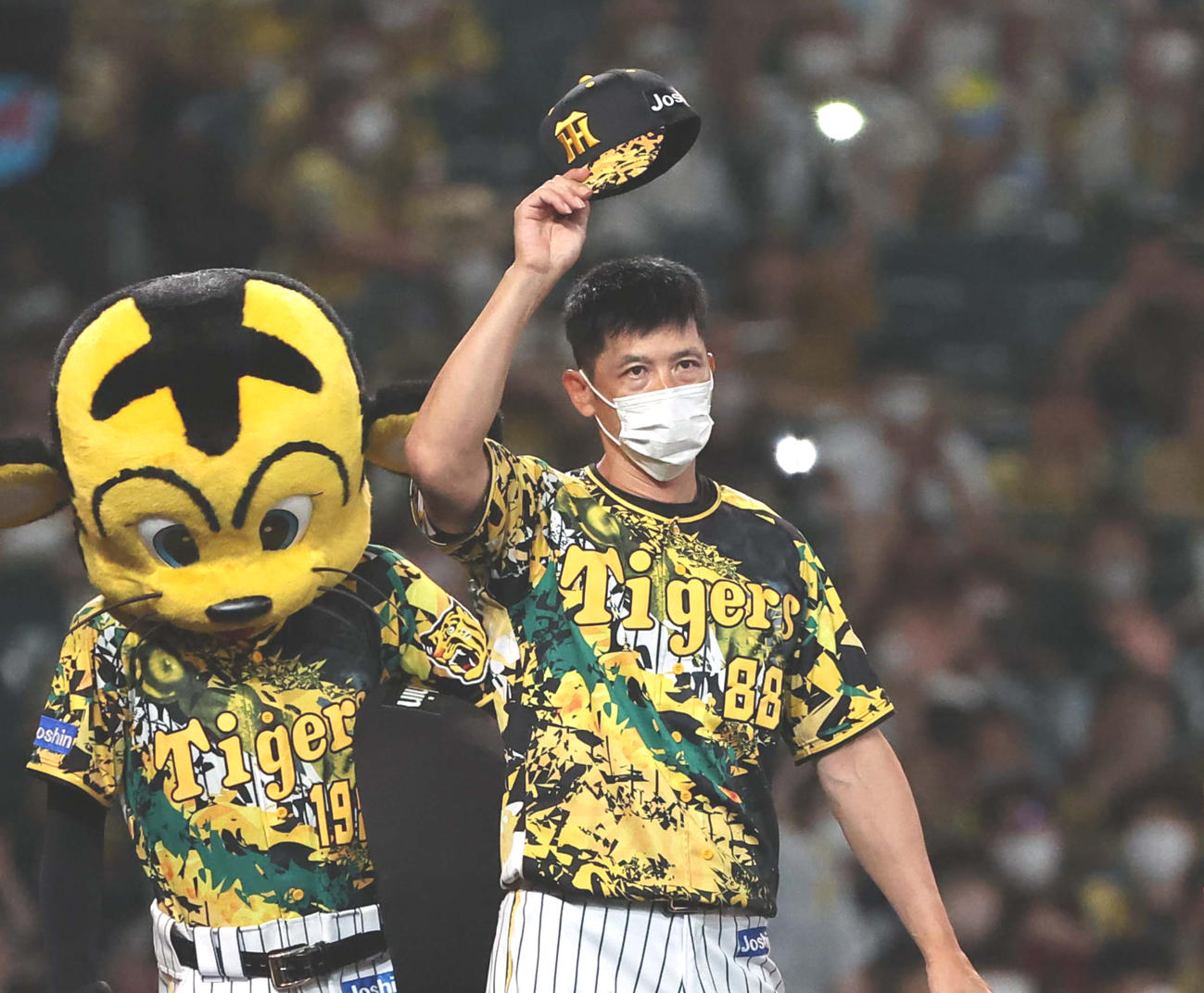 中日に勝利した矢野監督はファンの拍手に帽子を上げて応える（撮影・上田博志）