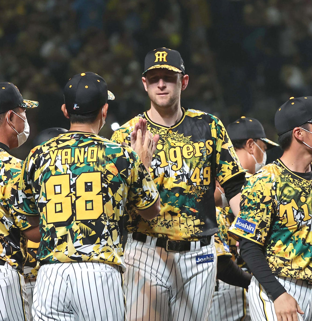 4勝目をあげたガンケル（中央）は矢野監督とハイタッチする（撮影・上田博志）