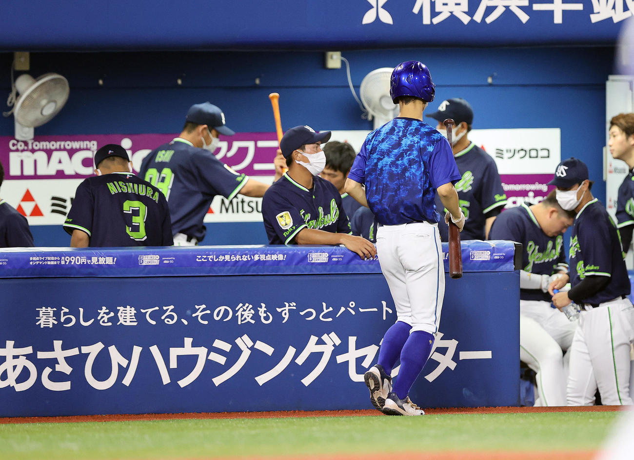 DeNA対ヤクルト　敗戦し引き揚げるヤクルトの選手たち（撮影・鈴木正人）