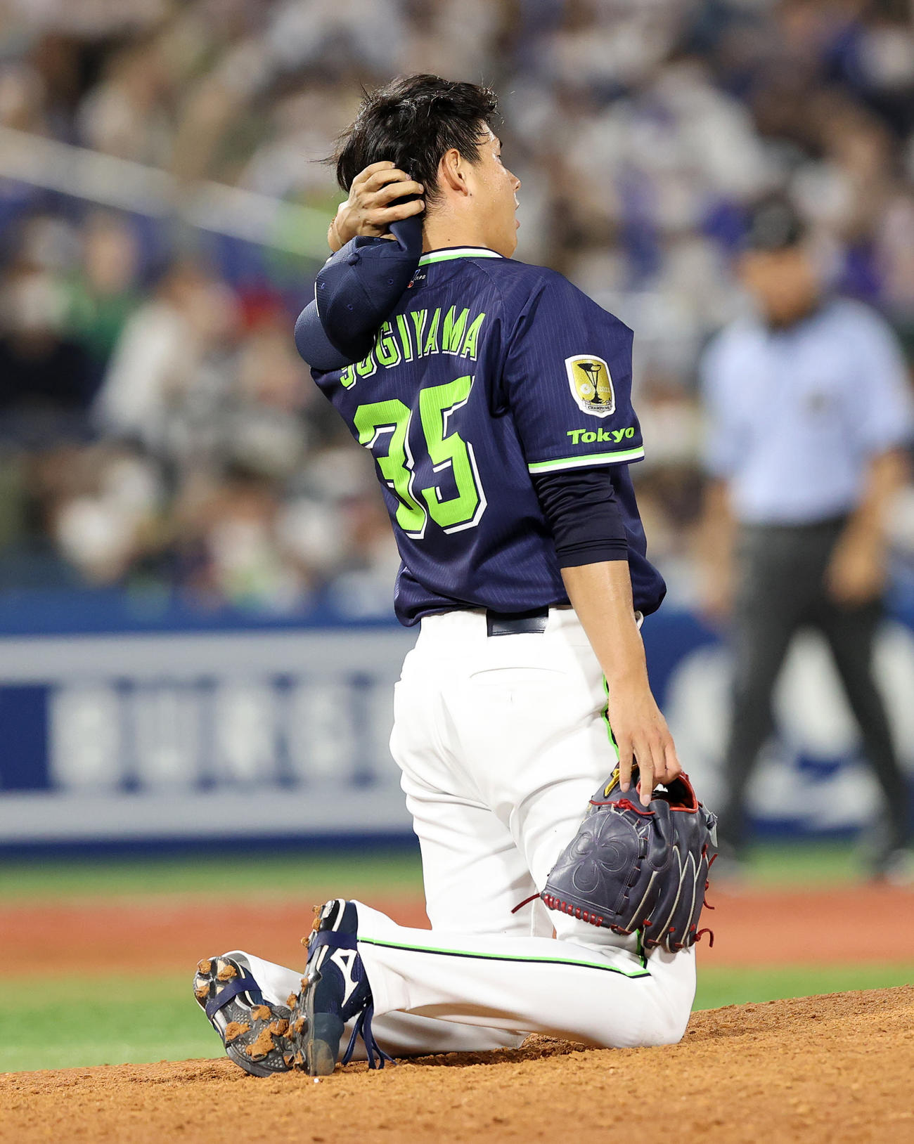 DeNA対ヤクルト　7回裏ヤクルト無死、ソトの打球が当たったヤクルト杉山（撮影・鈴木正人）