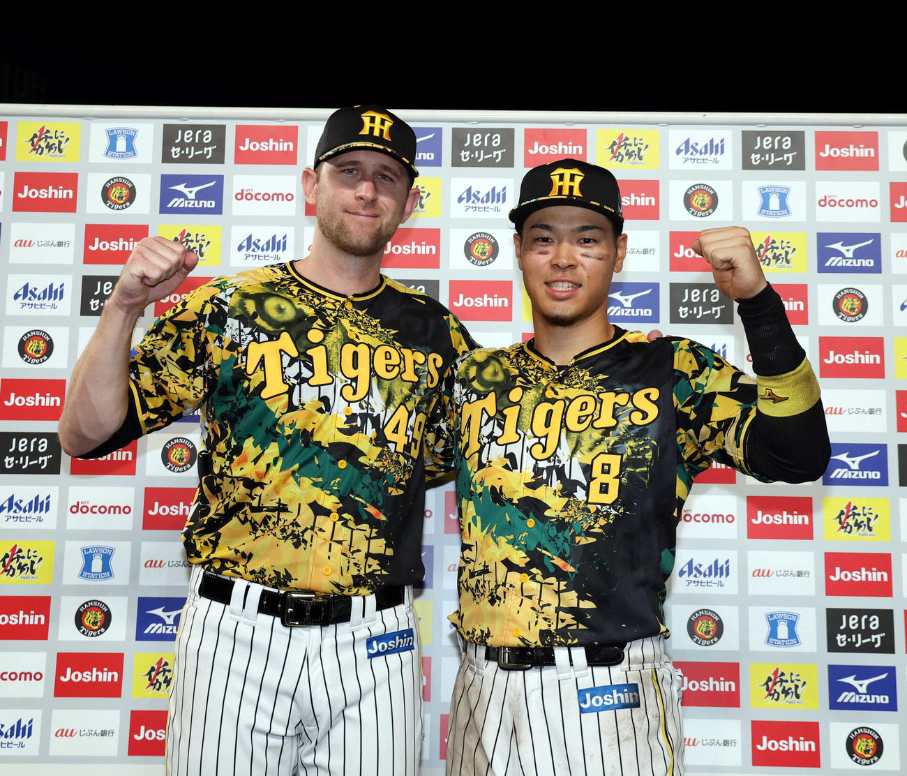 阪神対中日　お立ち台でガッツポーズを見せる阪神ガンケル（左）と佐藤輝（代表撮影）