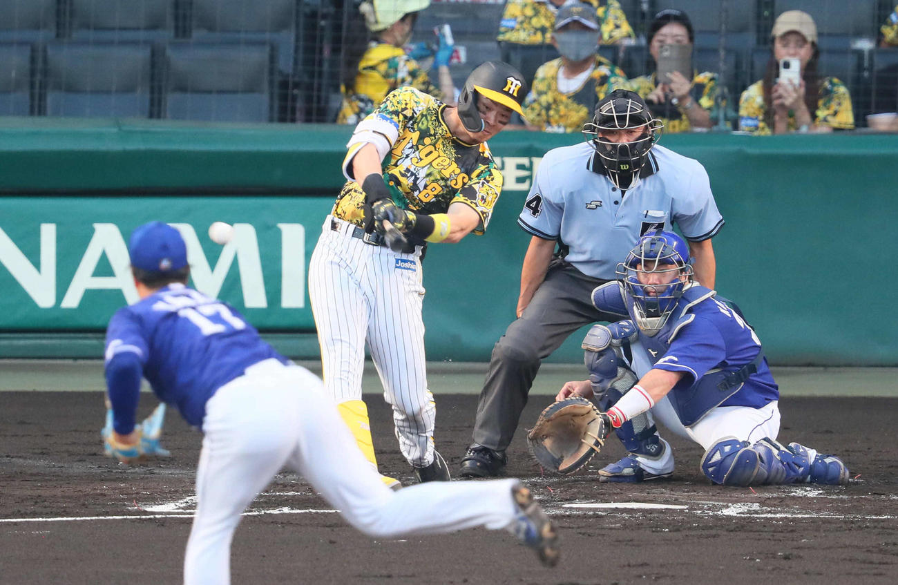 阪神対中日　1回裏阪神無死満塁、佐藤輝は右前へ逆転2点適時打を放つ（撮影・宮崎幸一）