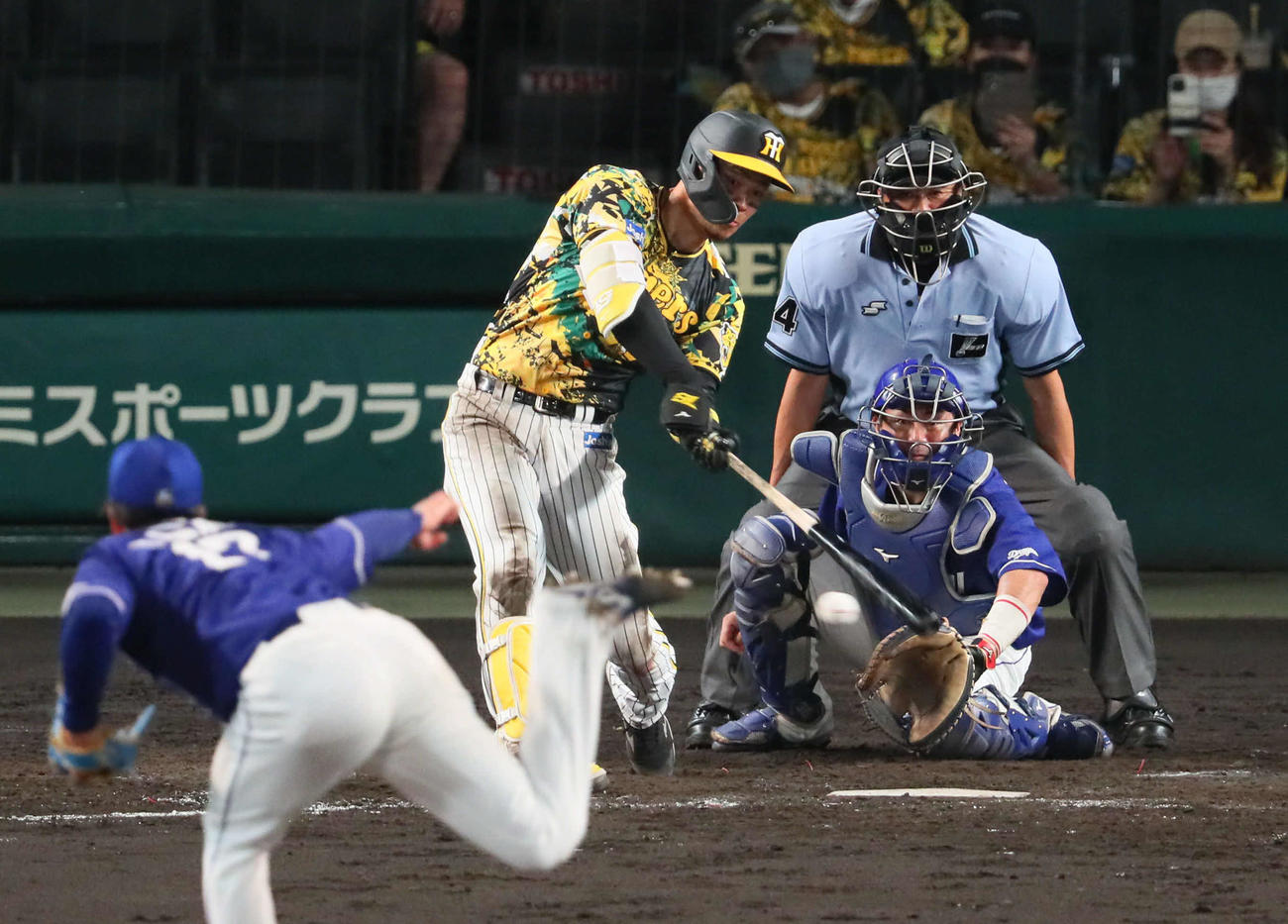 阪神対中日　5回裏阪神2死、佐藤輝は右翼へ二塁打を放つ（撮影・宮崎幸一）