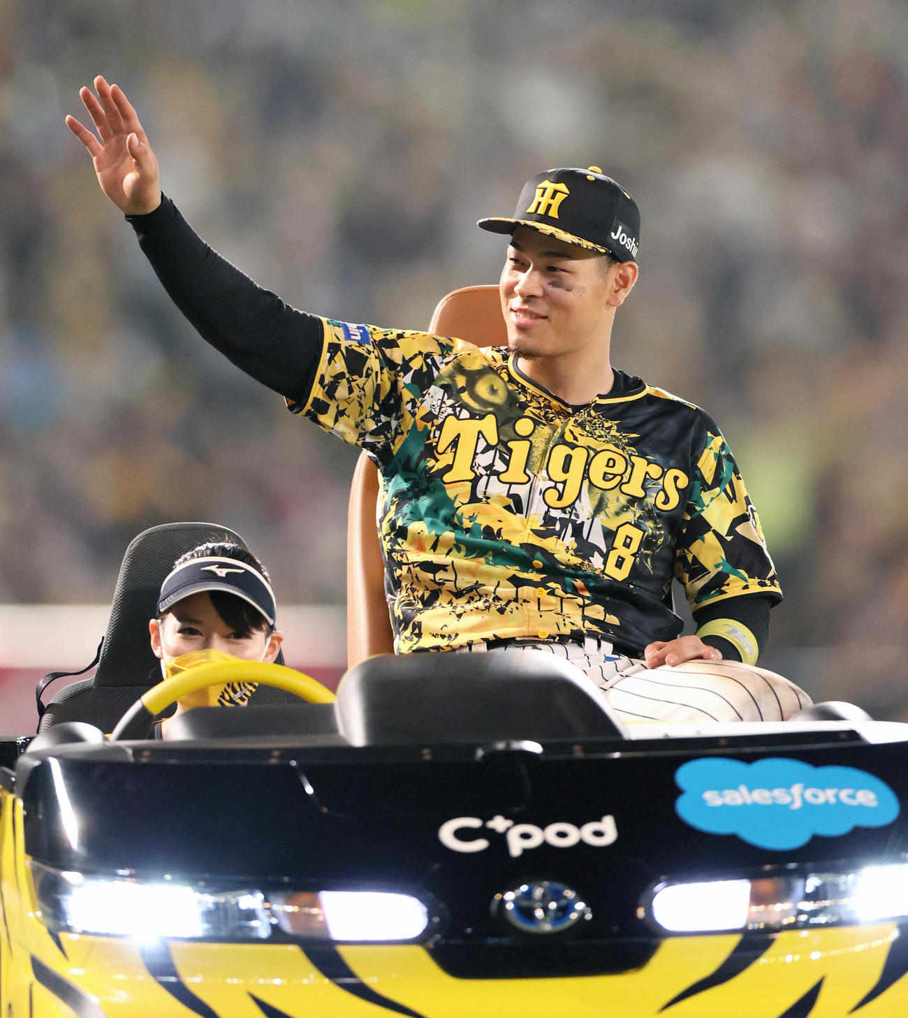 阪神対中日　ファンの歓声に手を振って応える佐藤輝（撮影・上山淳一）