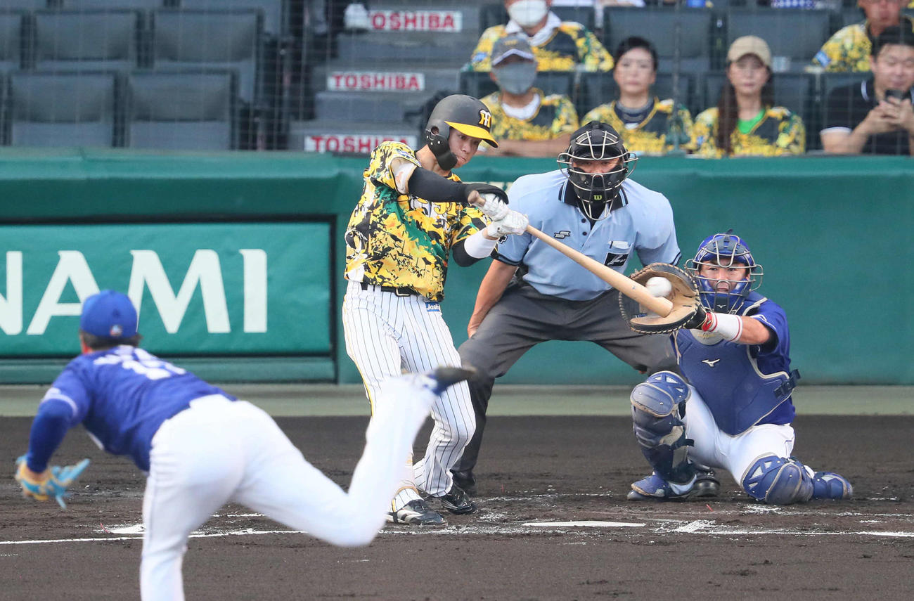 阪神対中日　1回裏阪神無死、中野は左前打を放つ（撮影・宮崎幸一）
