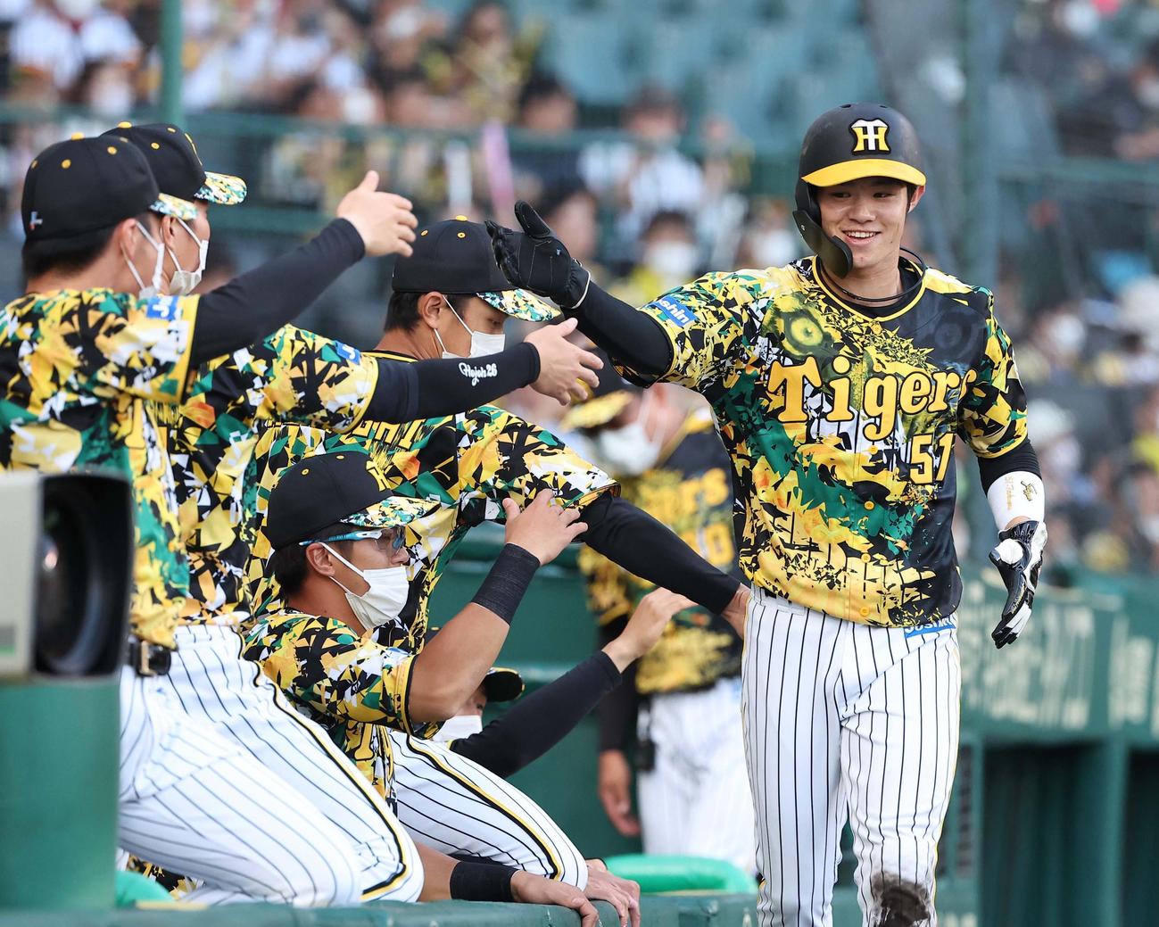 阪神対中日　1回裏阪神無死満塁、中野は佐藤輝の右前逆転2点適時打で生還する（撮影・上田博志）