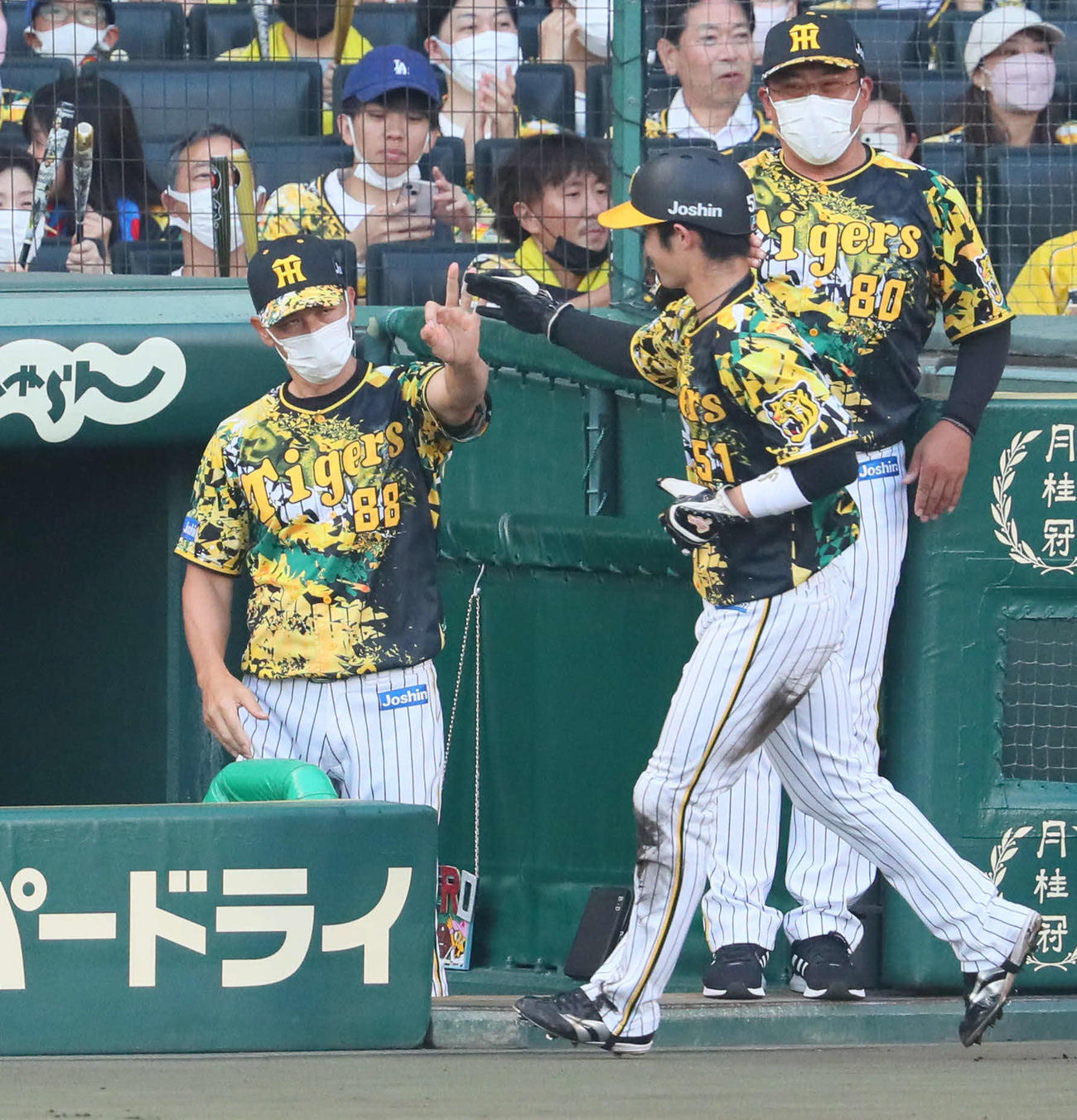 阪神対中日　1回裏阪神無死満塁、中野は佐藤輝の逆転2点適時打で生還し、矢野監督（左）とタッチする（撮影・宮崎幸一）