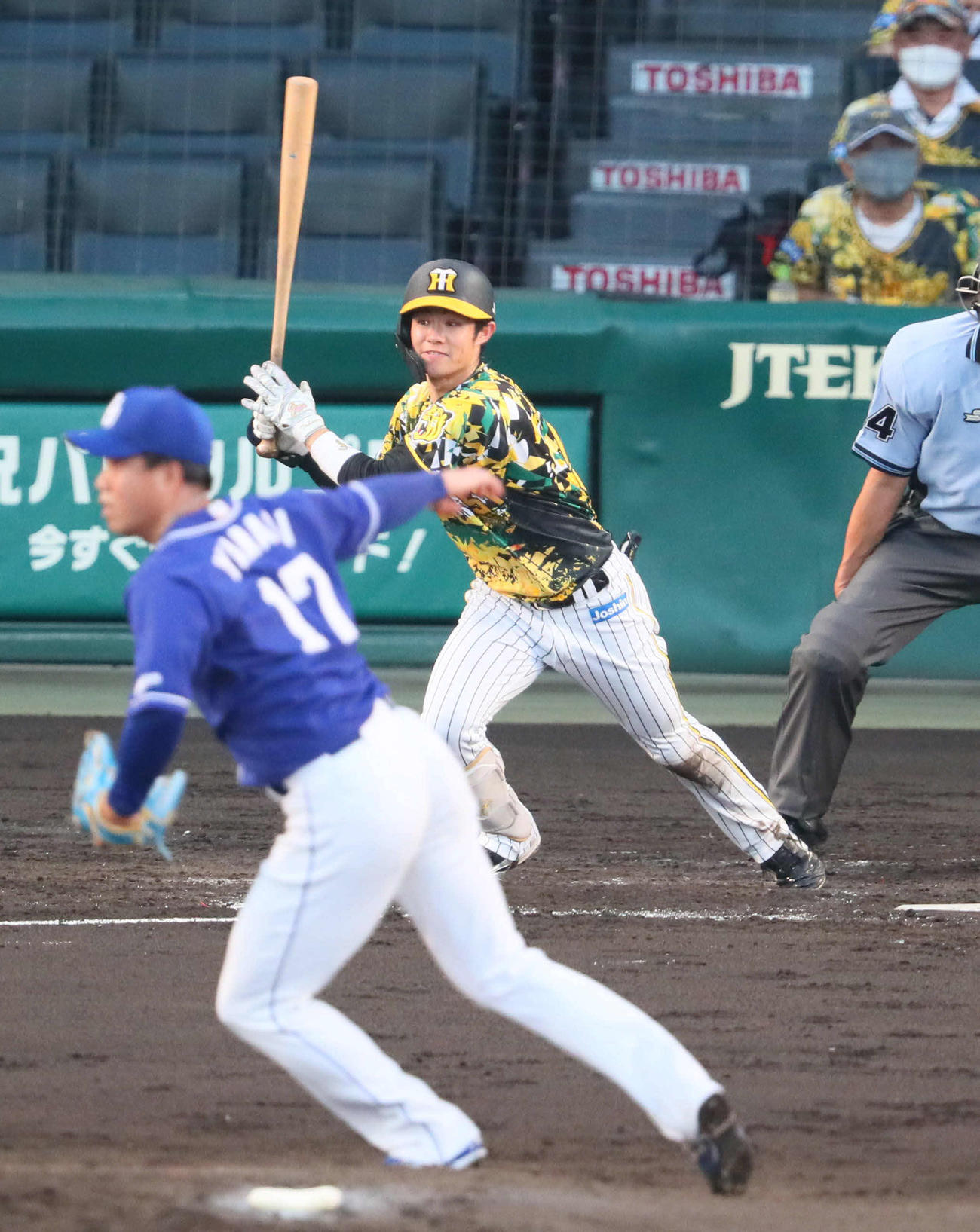 阪神対中日　2回裏阪神2死、中野は左前打を放つ（撮影・宮崎幸一）