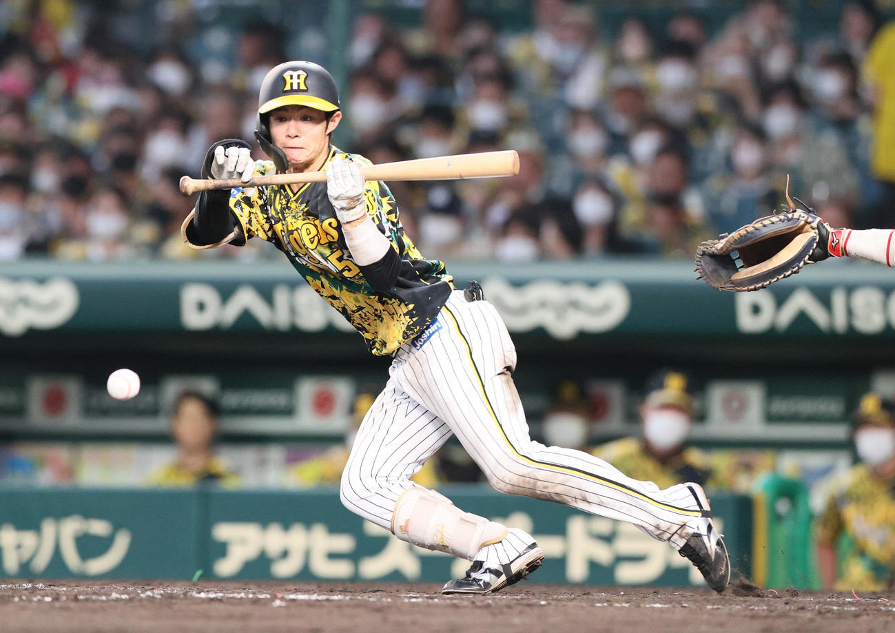 阪神対中日　4回裏阪神2死、中野はセーフティーバント安打を放つ（撮影・上山淳一）