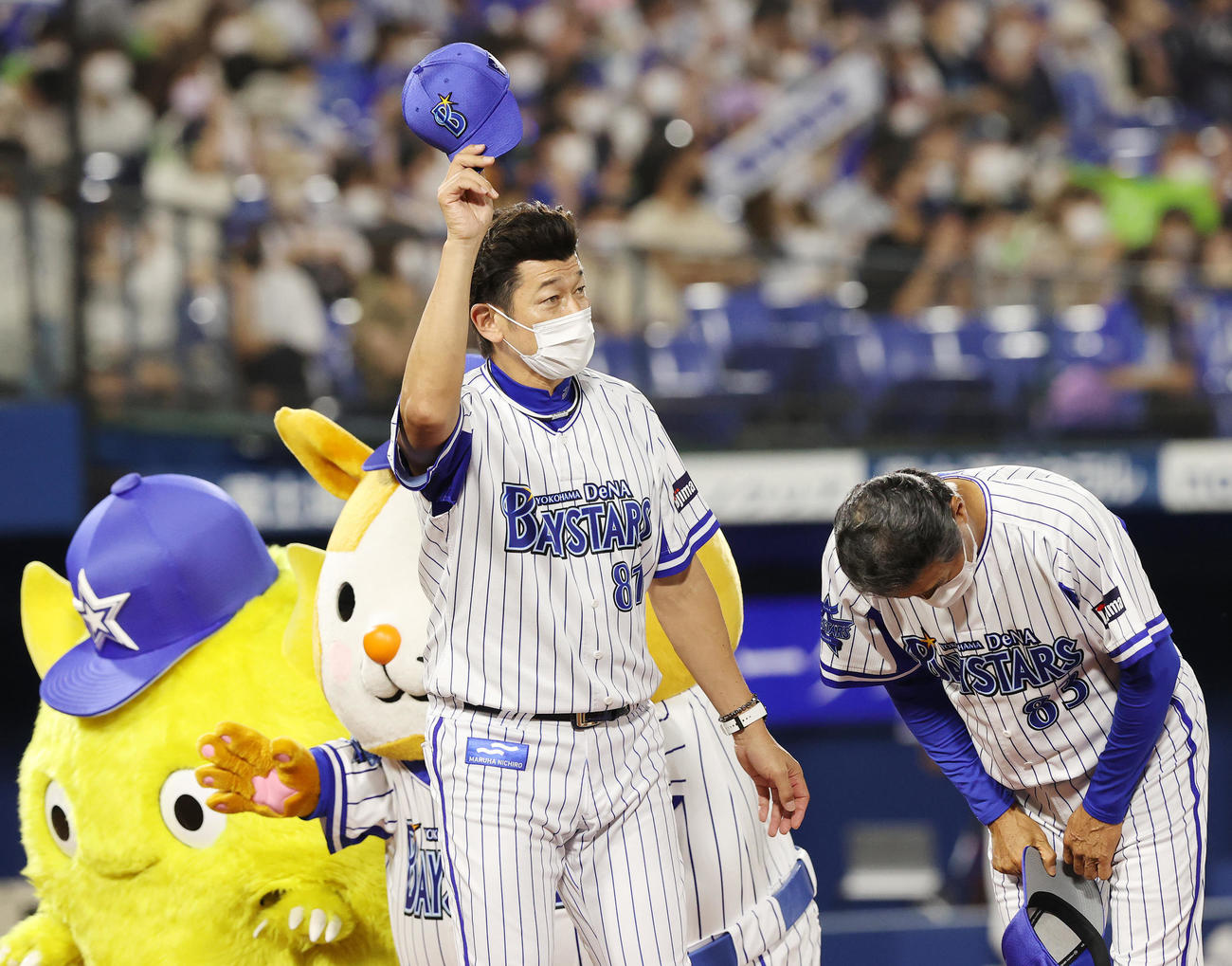 勝利しファンに手を振るDeNA三浦監督（中央）（撮影・鈴木正人）