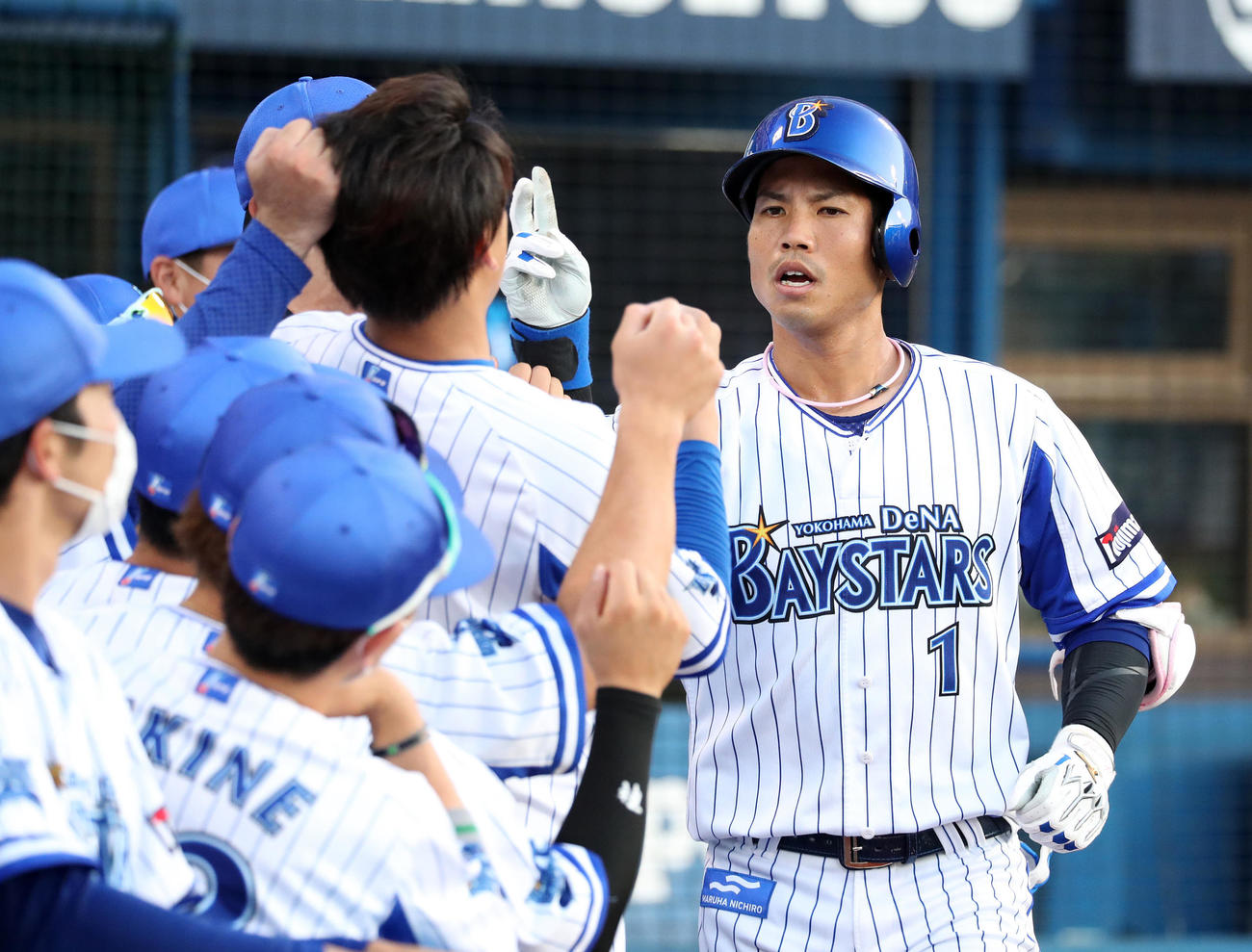 DeNA対ヤクルト　1回裏DeNA1死、桑原（右）は左越えソロ本塁打を放ちベンチ前で喜ぶ（撮影・鈴木正人）