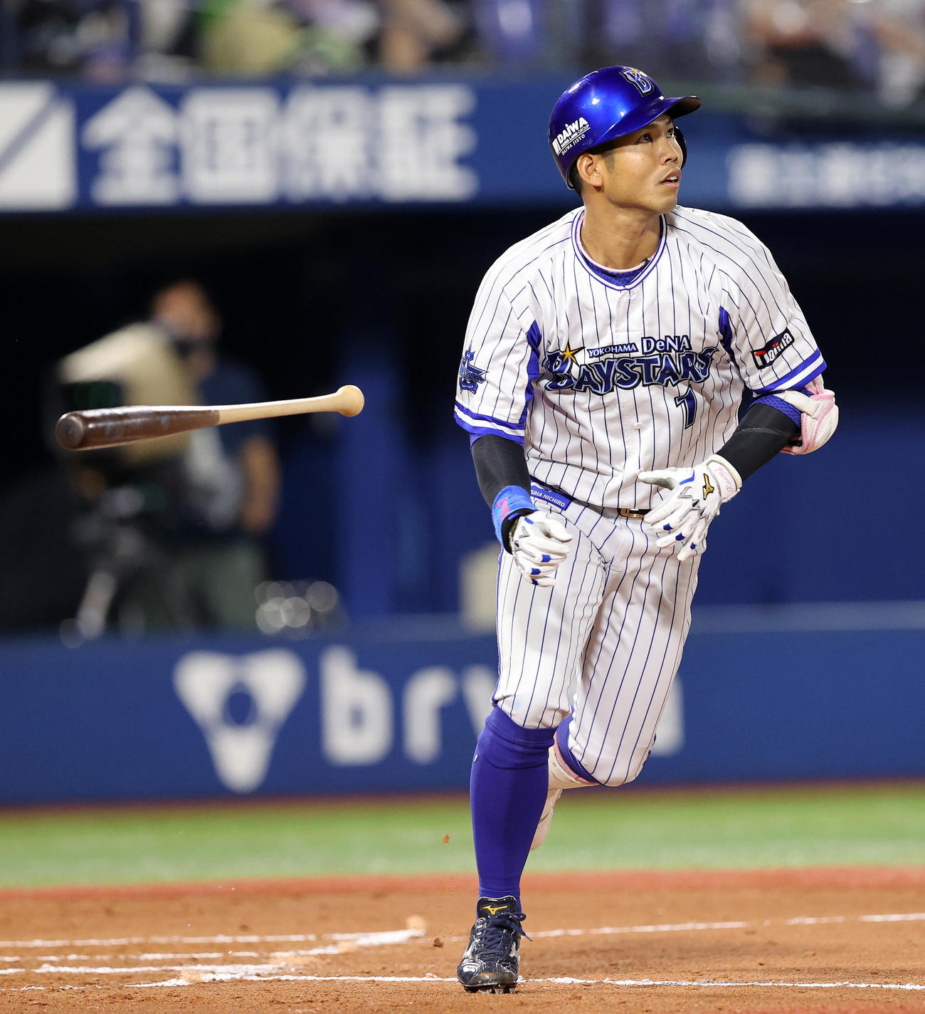 DeNA対ヤクルト　6回裏DeNA1死満塁、桑原は右越え2点適時二塁打を放つ（撮影・鈴木正人）