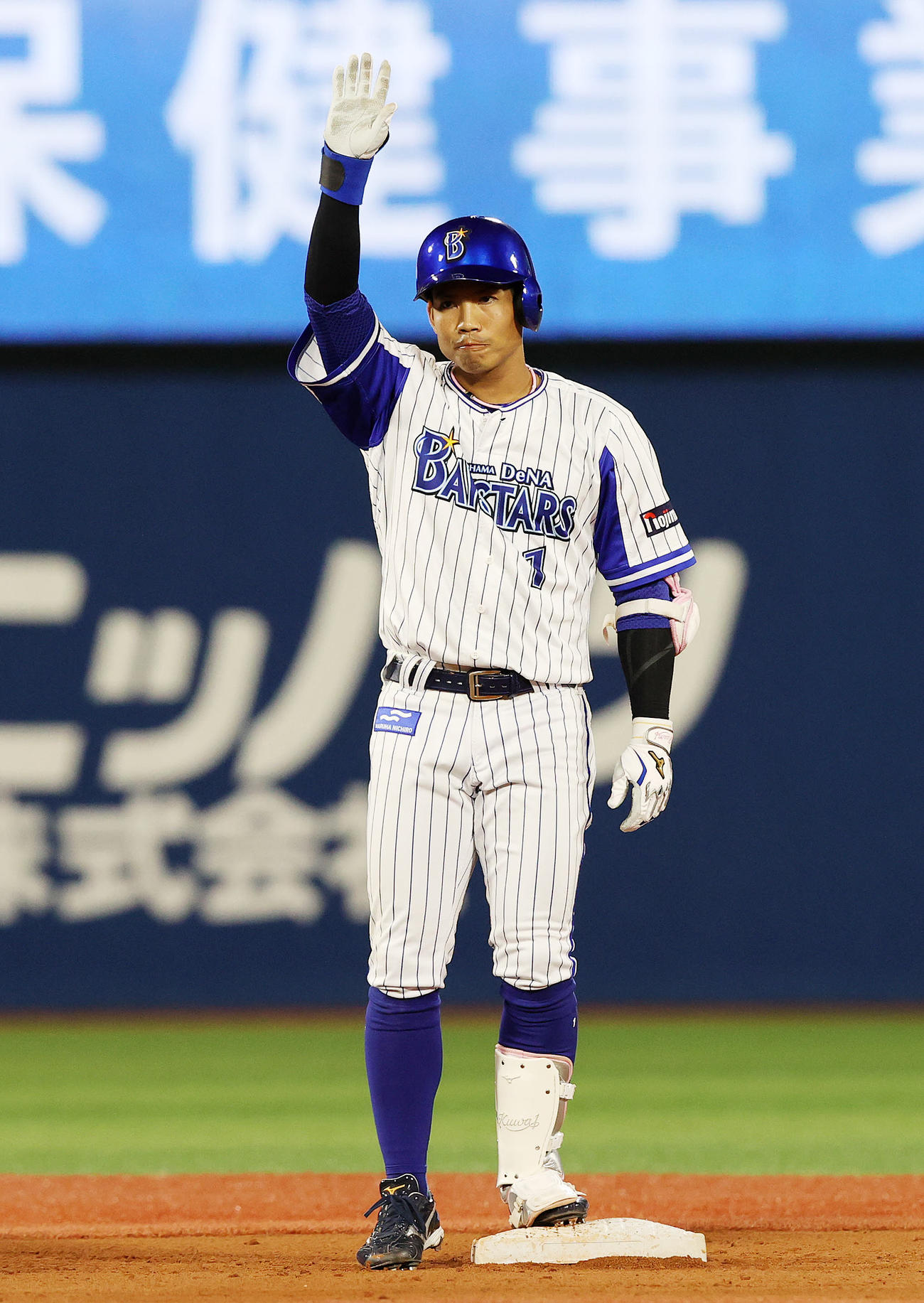 DeNA対ヤクルト　6回裏DeNA1死満塁、桑原は右越え2点適時二塁打を放ちベンチ向かい手を挙げる（撮影・鈴木正人）