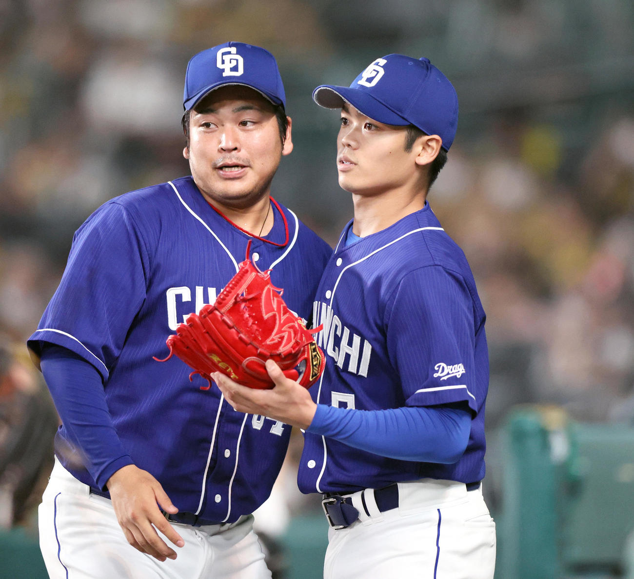 阪神対中日　8回裏阪神2死一塁、福（左）から継投し無失点に抑える根尾（撮影・上山淳一）