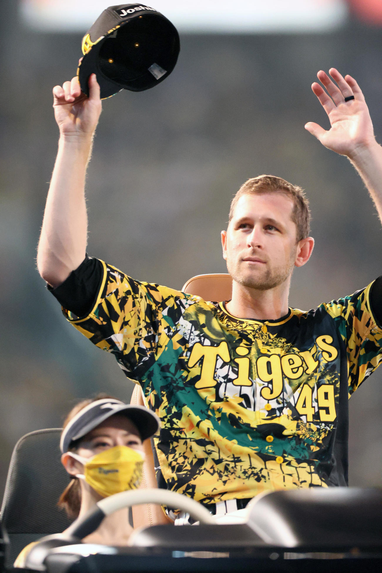 阪神対中日　ファンの歓声に手を振って応えるガンケル（撮影・上山淳一）