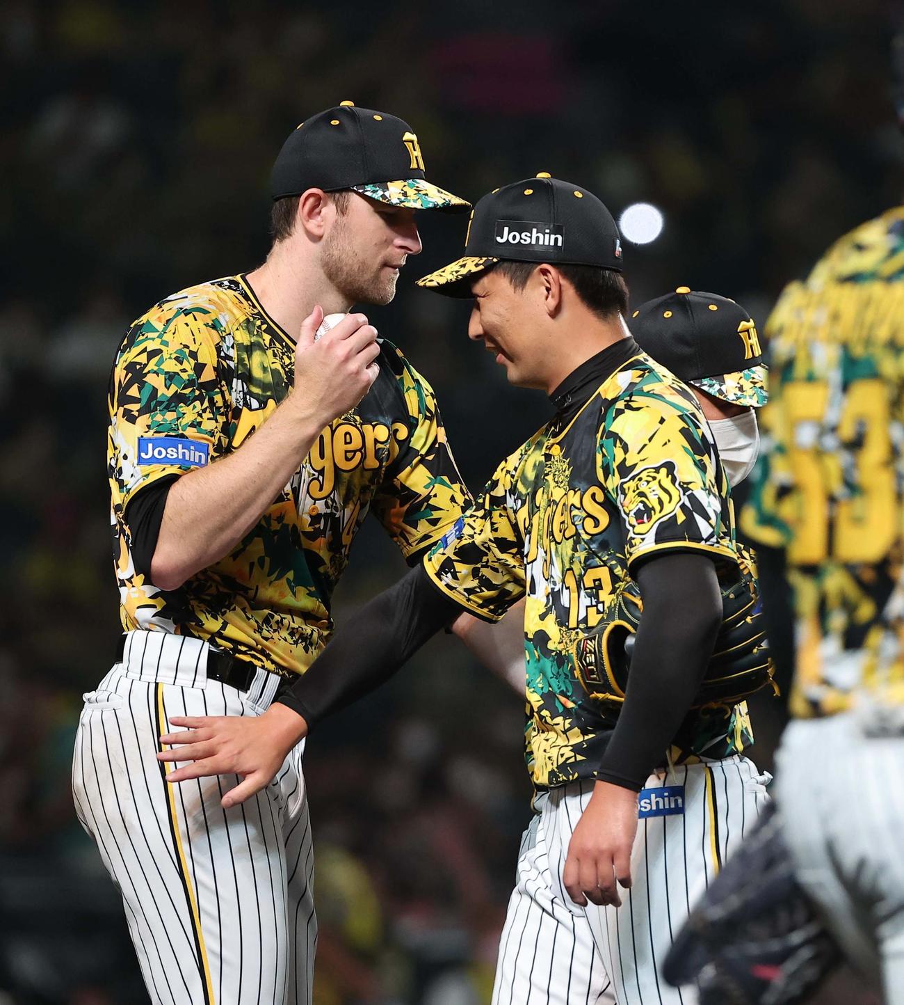 阪神対中日　抑えの岩崎（右）から勝利球を受け取るガンケル（撮影・上田博志）