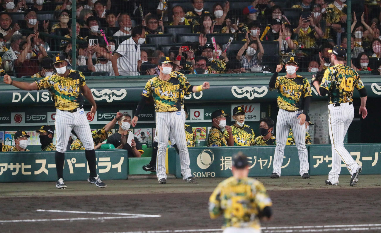 阪神対中日　8回表中日攻撃終了、矢野燿大監督（右）はガンケル（右）がピンチを切り抜け、ホッと一息（撮影・宮崎幸一）