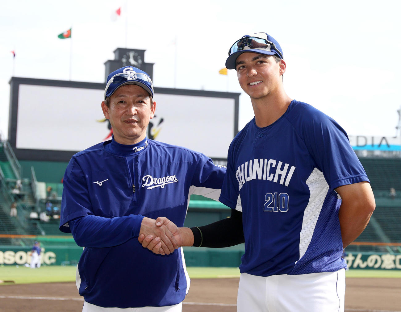 阪神対中日　支配下登録した中日ワカマツ（右）は立浪監督と笑顔で握手する（撮影・上山淳一）