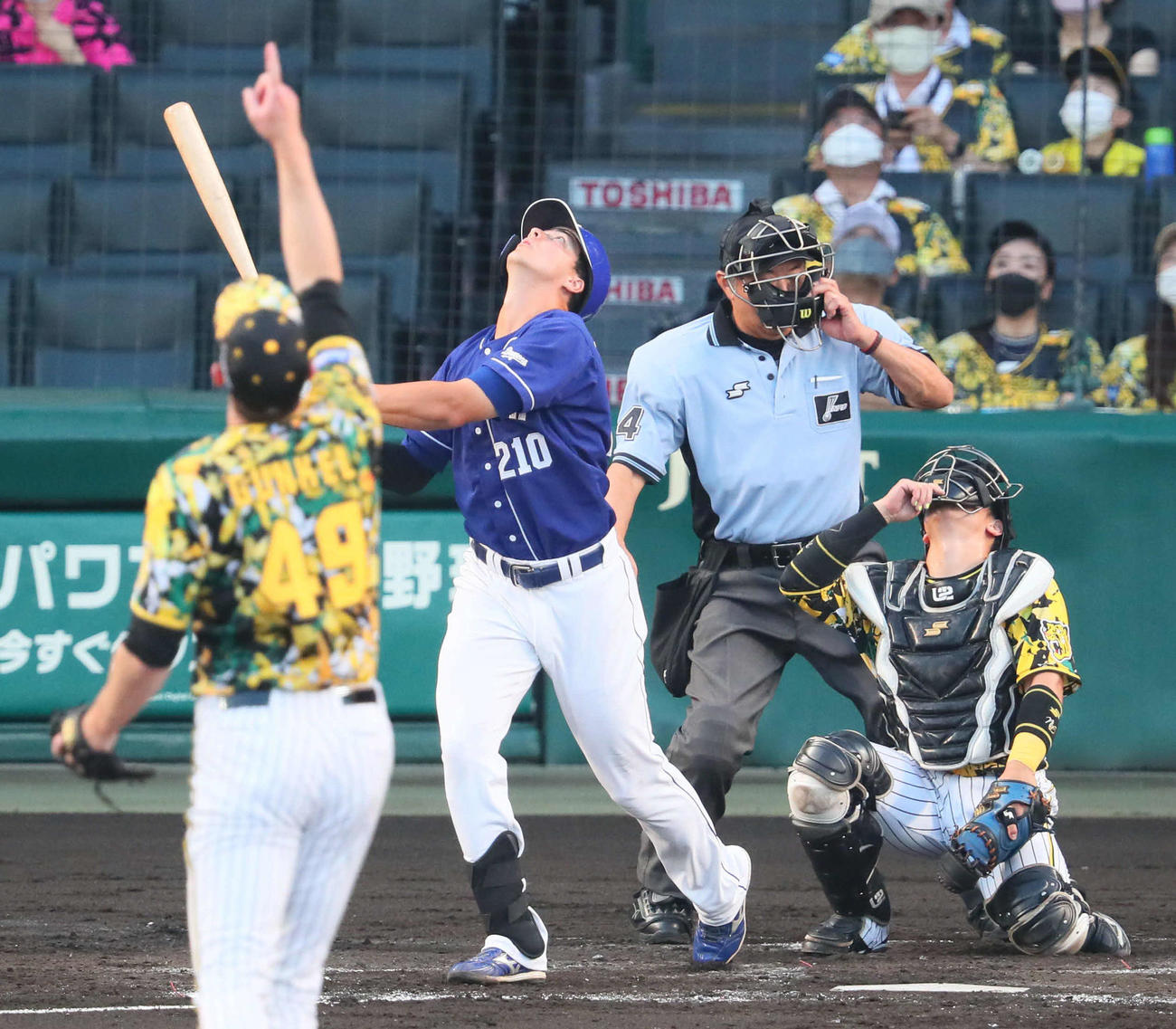 阪神対中日　2回表中日無死、210番のユニホームのままプロ初打席を迎えたルーク・ワカマツは、捕邪飛に倒れる（撮影・宮崎幸一）