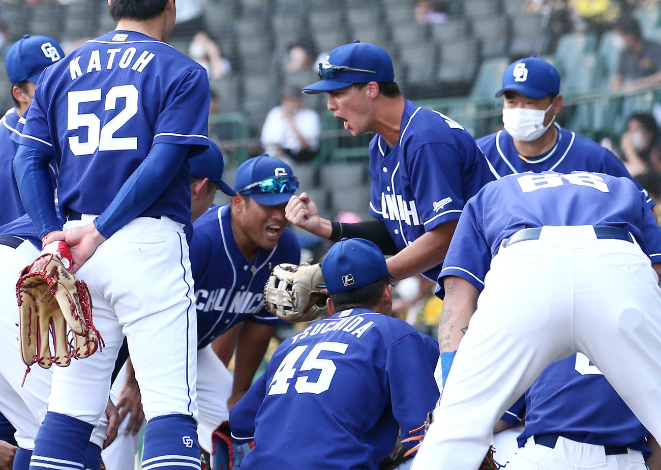 阪神対中日　試合前、円陣で声を出す中日ワカマツ（中央）（撮影・上山淳一）