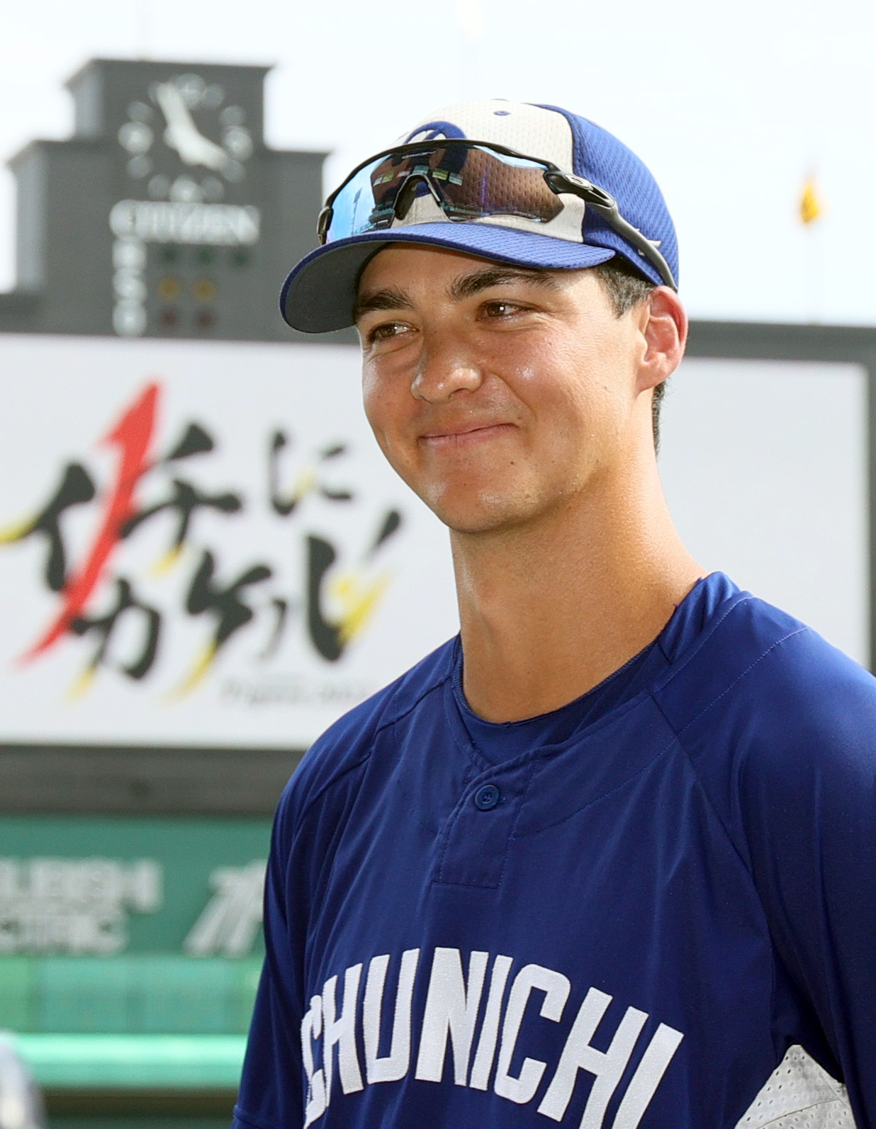 甲子園で中日ワカマツの支配下登録会見がで行われ笑顔を見せる（撮影・上山淳一）