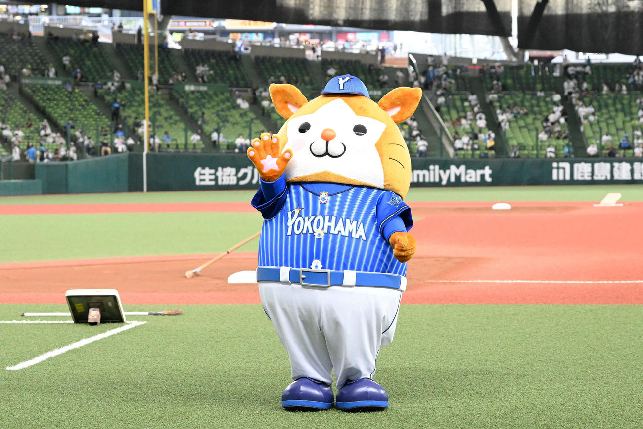 ファンに手を振るDeNAマスコットのDB．スターマン（2022年5月27日撮影）