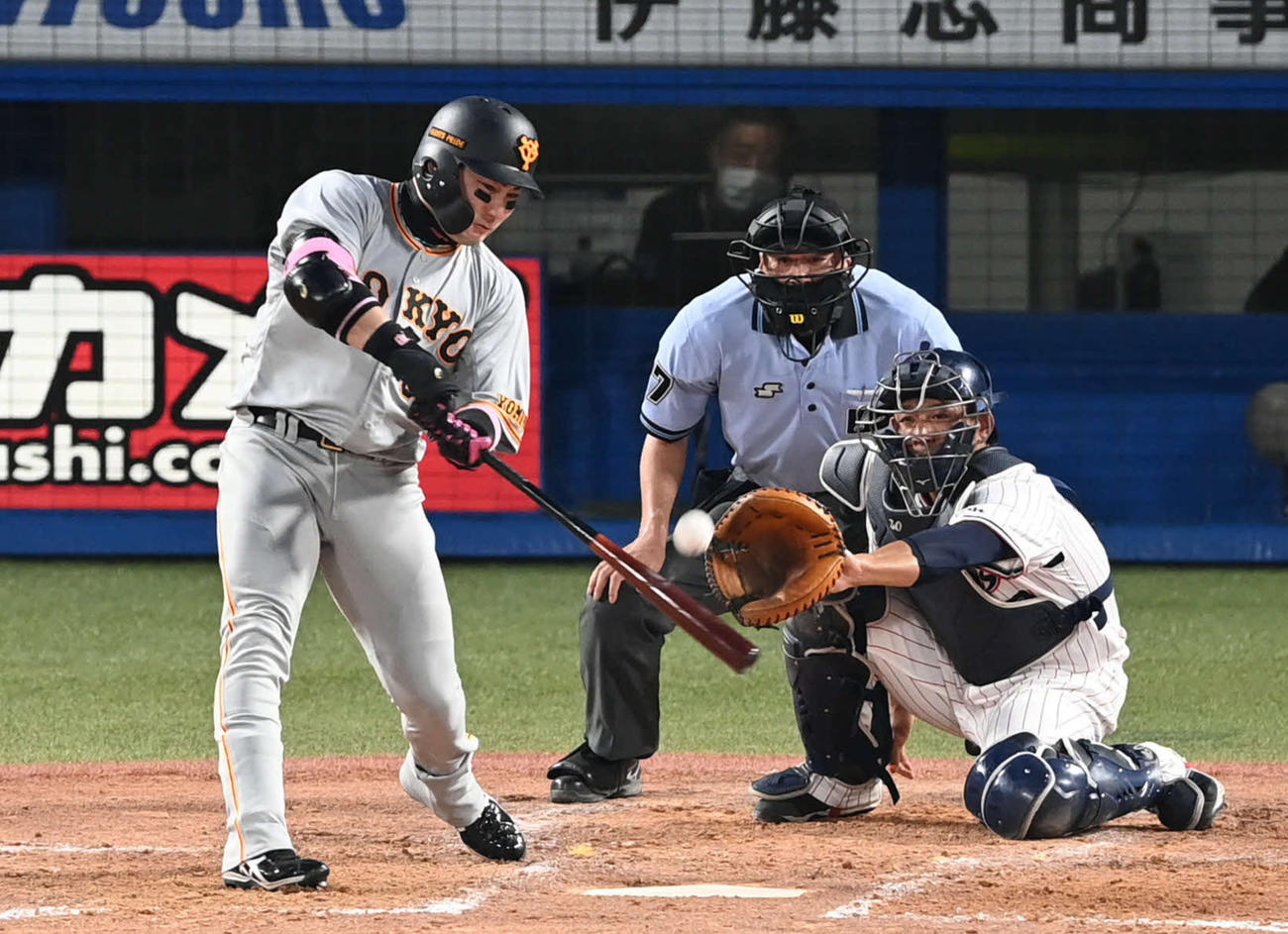 ヤクルト対巨人　3回表巨人1死二塁、丸は左前適時打を放つ（撮影・山崎安昭）