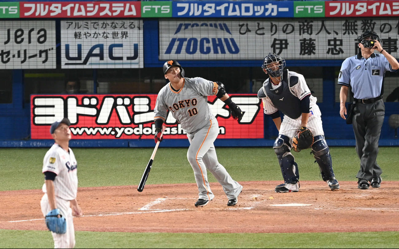 ヤクルト対巨人　3回表巨人2死二塁、中田は左越え2点本塁打を放つ、投手石川（撮影・山崎安昭）
