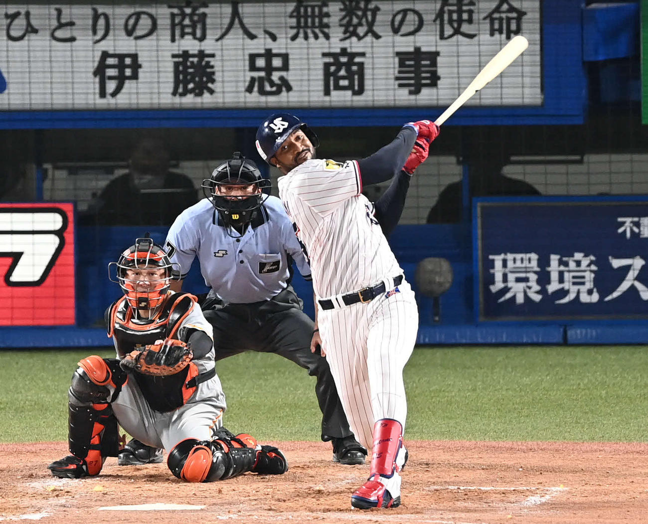 ヤクルト対巨人　3回裏ヤクルト無死、サンタナは左越えソロ本塁打を放つ（撮影・山崎安昭）