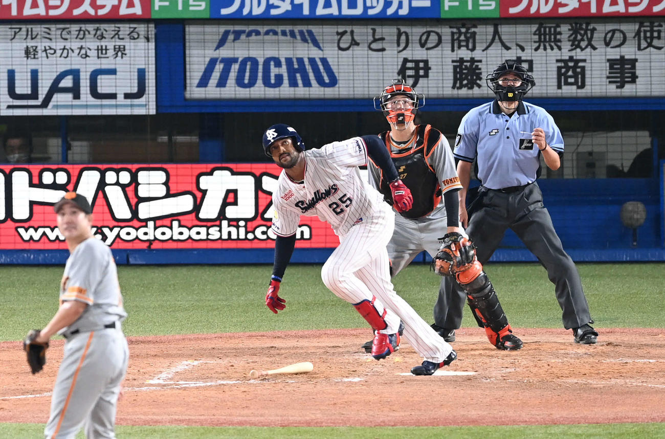 ヤクルト対巨人　5回裏ヤクルト1死、サンタナは左中間へソロ本塁打を放つ。投手菅野（撮影・山崎安昭）