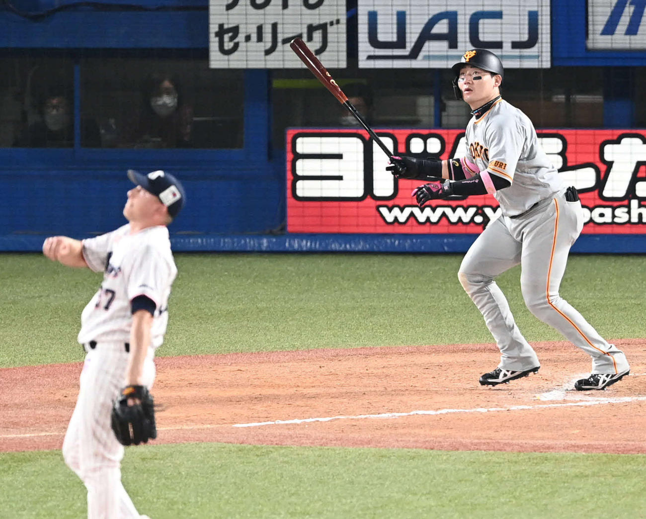 ヤクルト対巨人　9回表巨人無死一塁、丸は決勝の右越え2点本塁打を放つ。投手マクガフ（撮影・山崎安昭）