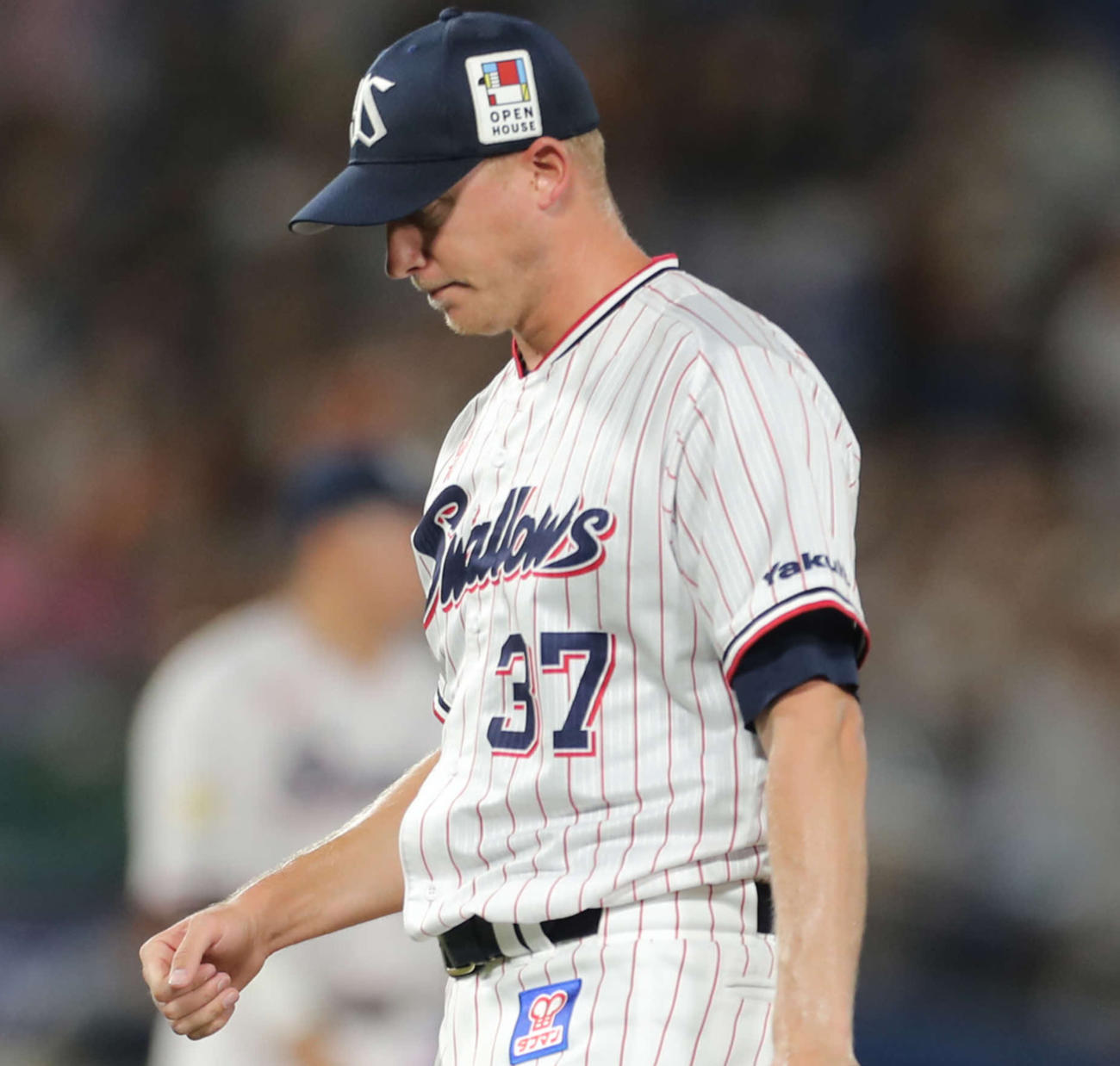 ヤクルト対巨人　9回表巨人無死一塁、丸に右越え2点本塁打を浴びるマクガフ（撮影・河田真司）