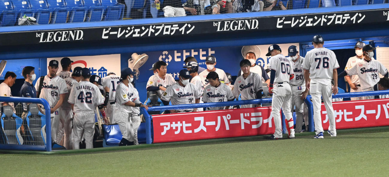 ヤクルト対巨人　逆転負けで重苦しい雰囲気を出すヤクルトの選手たち（撮影・山崎安昭）